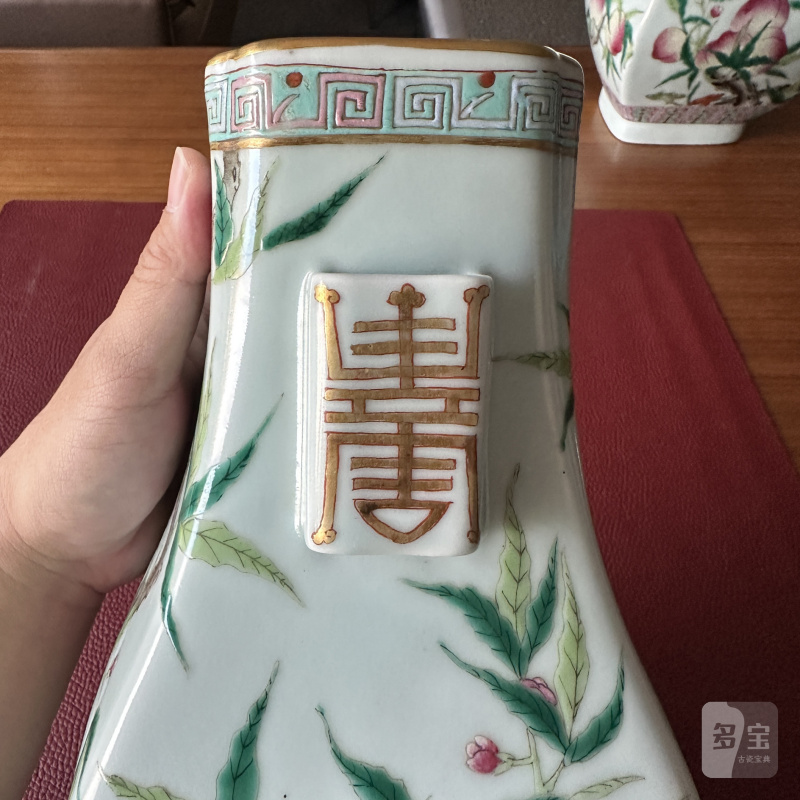 清光绪 青釉粉彩九桃纹贯耳瓶一对 - 图41